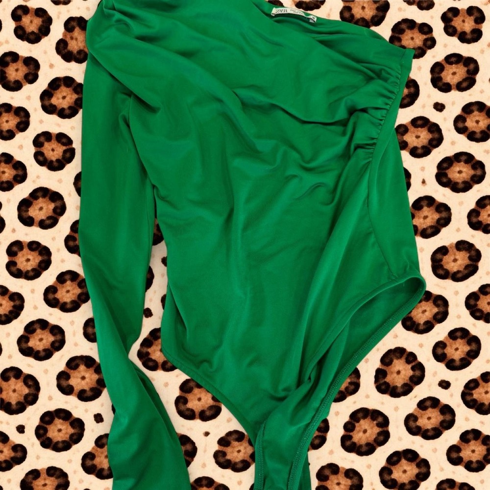 Zara green long sleeve bodysuit Kelly Green Small Asymmetrical Fall Boho Party